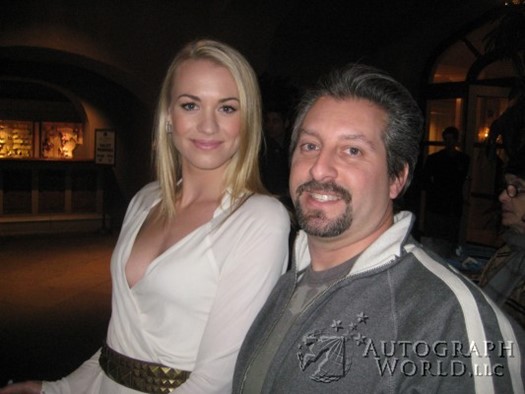 Yvonne Strahovski autograph