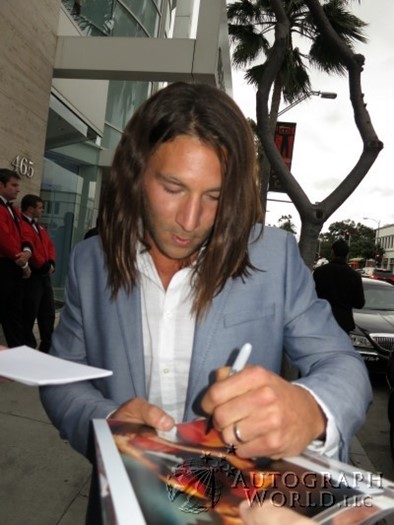 Zach McGowan autograph