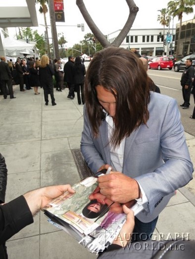 Zach McGowan autograph